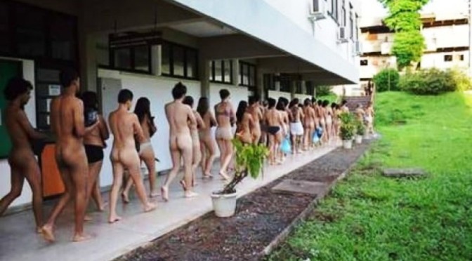 Estudantes da universidade de Londrina ficam nus e fazem performance sobre o holocausto